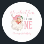 Juldagen Rosa Santa First Birthday Runt Klistermärke<br><div class="desc">Vilken roligt,  det är att vara en! Julens Rosa jultomtens första födelsedagsfest-klistermärken med rosa--tomten.</div>
