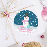 Juldagen Snögubbe Rosa Cute Personlig Runt Klistermärke<br><div class="desc">Tvättmarblått,  rosa och vitt snögubbe-dekal. En roligt som avslutar kontakt med dina julkort och presenter. Designad av Blackberry Boulevard.</div>