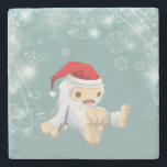 Juldagskvot Snö med en röd jultomt Stenunderlägg<br><div class="desc">En sten underlägg med en illustration av ett sött, vitt julmonster i snö, leksak, som bär en röd tomhatt. Den lilla varelsen i snö har en dragsträng för att få honom att prata och han är täckt i mjukt vitt päls med ljusbruna accenter. Bakgrunden är en grönt färg med mousserande...</div>