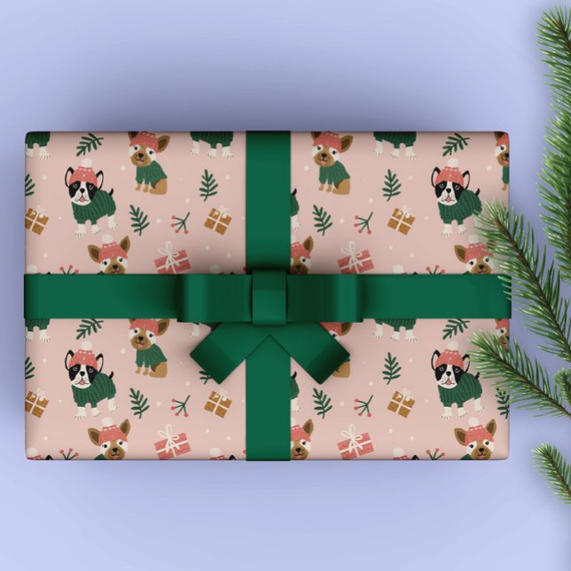 Juldeggier med mysigt svettning, Rosa Presentpapper (Pink Christmas wrapping paper featuring cute dogs with cozy sweaters and knitted beanies)