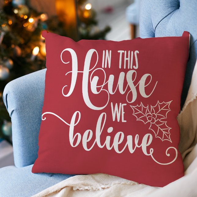Juldekoration i detta hus tror vi kudde (Christmas Home Decor In This House We Believe Throw Pillow)