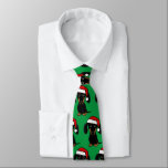 Julen Dachshund Santa Black och Tan Wiener Hund Slips<br><div class="desc">Lägg till lite helgdag till din garderoba med den här snygga gröntens nackslips som innehåller ett övertryck av en svart och brun dachshund som bär en julhatt. Vare sig du är på väg till kontoret Jul party eller till ett mer formellt evenemang i helgdag, kommer den här unika och öga-klickande...</div>