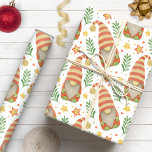 Julen för de skandinaviska garna presentpapper<br><div class="desc">Beundra dina kära med den här lilla skandinaviska julklappningen papper. Med en charmerande vattenfärgsdesign av vackra gnomer, pulserande röda bär och ömtåligt snöflingor, tillför den här festfiguren en liten bit Nordisk charm till presenter. Perfekt för inslagning av gåvor till familj och vänner. Denna högkvalitativa papper kommer säkert att få presenter...</div>