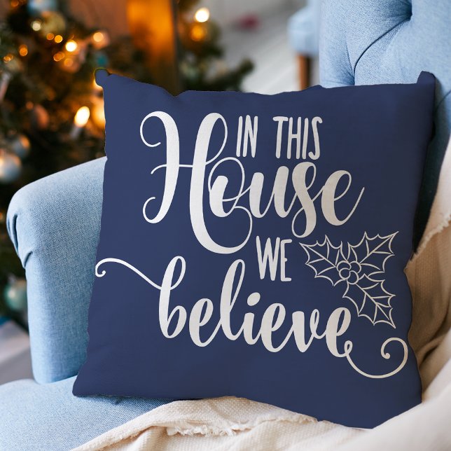 Julen här i kammaren tror vi på marinblått kudde (Christmas Home Decor In This House We Believe Throw Pillow)