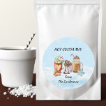 Julens hett Kakao Chocolate Mix Gift Runt Klistermärke<br><div class="desc">Den här designen kan vara personlig i det område som tillhandahålls genom att ändra fotot och/eller text. Du kan också anpassa den genom att klicka på Anpassa den här mallen och sedan välja klicka för att anpassa ytterligare alternativ och ta bort eller ändra färg i bakgrunden, lägga till text, ändra...</div>
