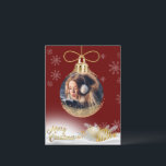 Julens prydnadsföremål Foto Snöflingor Modern budg Helg Vykort<br><div class="desc">Julprydnaden i söt guld,  med ditt favoritfoto tillsatt för att anpassa alla dina anhöriga och vänner. Röd bakgrund. Perfekt-kortet för personen i en budget.</div>