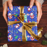 Julens Roligt Ditzy Santa Blue Background Presentpapper<br><div class="desc">En roligt jul mönster i blå bakgrund med Santas,  träd,  moderna julafton motiv.</div>