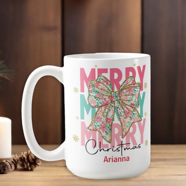 Julens Rosa Grönt Teal Bow Namn Kaffemugg (Pastel pink and teal "Merry Christmas" mug with a big floral bow. Customized with a name)