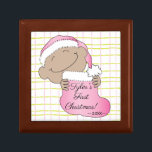 Julens Rosa Play Baby KeepVII Box Minnesask<br><div class="desc">Söt behållare för dina skatter. Julens Rosa Play Baby. Anpassa genom att ta bort ett meddelande och lägga till ett eget. Använda ditt favoritteckensnitt stil, färg och storlekt. Design inslag kan överföras till andra Zazzle-produkter. Justera alltid och kontrollera om perfekten passar när du överför formgivning. God jul! Storlek: Liten 5,...</div>