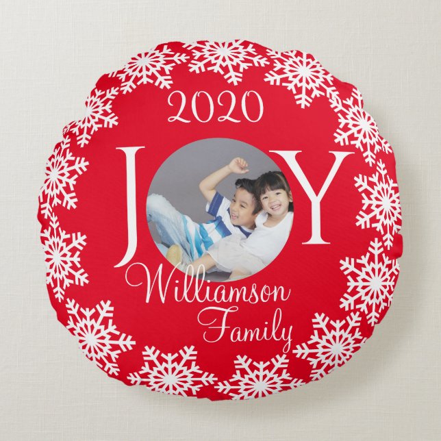 Julfamiljen JOY Red with White Snowflake H Rund Kudde (Framsidan)