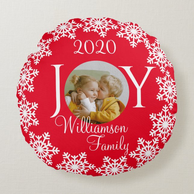 Julfamiljen JOY Red with White Snowflake V Rund Kudde (Framsidan)