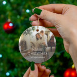 Julfamiljen Photo Rustic Julgransprydnad Keramik<br><div class="desc">Skölj din familjs dyrbara stunder i julen i julhelg med vår anpassningsbar fotojul Ornament. Den här unika prydnadsformen visar ett favoritfamiljefoto. Anpassa den med din mest uppskattade ögonblicksbild,  från en öppen stund till porträtt. Lägg till ett personlig-meddelande om du vill göra din säsong-dekanter ännu mer speciell.</div>