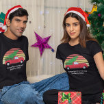 Julfamiljen Reunion Red Lastbil Sunset Anpassnings T Shirt<br><div class="desc">Kute anpassningsbarnas julfamilj återförenas med t-shirt med en röd gård lastbil som bär grönten träd tillbaka till sitt sydliga hem. Anpassa denna söt till underbart matchande bilder i familjen i år. Lägg till med ditt efternamn och år för en jordbrukare i land party i ett lantbruk.</div>