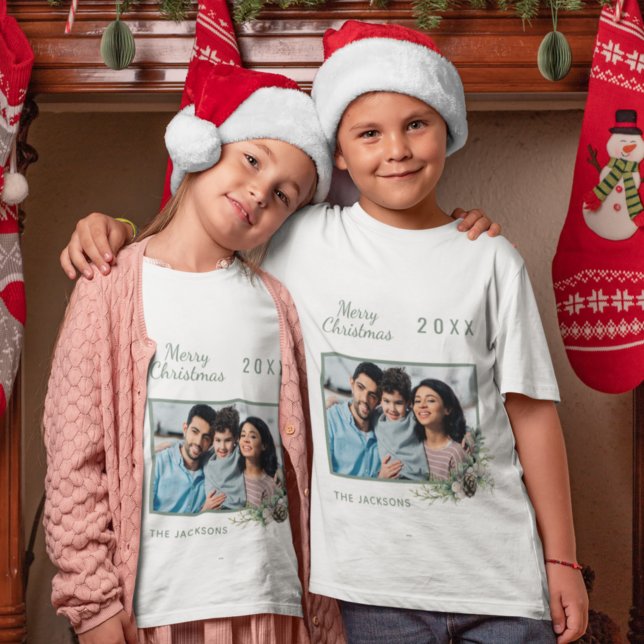 Julfamiljens fotovita kon med gräs namn-pojken t shirt (Skapare uppladdad)