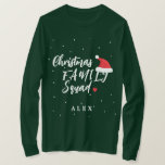 Julfamiljspatsen Santa åt ditt namn T Shirt<br><div class="desc">Avslappnad typografi Julfamiljeröret med ett vitt skript med lite rött hjärta och julhatt skapar en festlig helgdagar söt mysigt och varm ful sweater stil-skjorta. Anpassa det med ditt namn! Det kan vara en chic homewear för dig och dina familjemedlemmar under helgdagarna eller en trevlig julklapp för vänner eller släktingar -...</div>