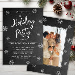 Julfest för sotfoto från Rustic Chalkboard Snowfla Inbjudningar<br><div class="desc">Rustic Chalkboard Snöflingor Script Photo Julfest-inbjudningar är perfekt för en Rustic Jul-händelse. Innehåller en "Julfest"-text i ett söt-handskrivet penselskript i svart kritbakgrund. Ett familjefoto på baksidan. Enkel att anpassa med ditt namn och information om party.</div>