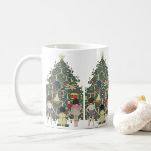 Julfirande barn runt en dekorerad julgran i gammal kaffemugg