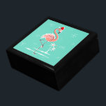 Julflamingo-presentlåda Smyckeskrin<br><div class="desc">Snyggtens utformning med en reflekterande pekare som har en fixerande rosa flamingo med en röd julhatt, stjärnor och handflatan träd dekorerad med bubblor som ställs mot en akvatisk bakgrund. Ett anpassade som du kan anpassa med egen text, bilder och egna idéer. En originalbild för digital konst som skapas av Quirky-Chicen....</div>