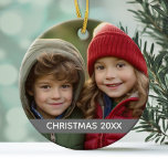 Julfoto-år Modern Minimal Grått Rand Julgransprydnad Keramik<br><div class="desc">Du kan lägga till en favorit bild och lägga till året så att du kan komma ihåg det datumet genom åren. Om du vill att det här ska vara en dekorerad dekoration i stället för en ensidig dubbla, kopiera och klistra in informationen längst bak i objektet. Om du överför bilderna...</div>