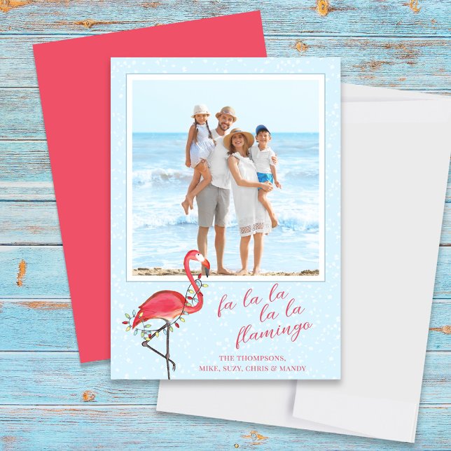 Julfoto Cute Beach Rosa Tropical Flamingo Julkort (Christmas photo card with cute pink flamingo and holiday string lights. )