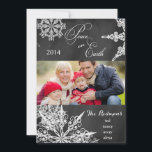 Julfoto för Chalkboard Snöflingor Julkort<br><div class="desc">Gör den här julhelgen till det här moderna schalkboard-snowflake-personligens julfotoport. Överför enkelt fotot och använda den angivna mallen för att helt enkelt lägga till namn för att anpassa det här kortet. Familjen och vännerna kommer att få ett julkort till kärlek som fungerar som ett vackert säsong önskat och underhållande helgdag...</div>