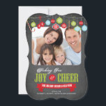 Julfoto för Cute Chalkboard-familjen Julkort<br><div class="desc">Kortet "Cute bracket die cut trendig chalkboard familjechristmas" med polkagrisar,  halvtoner,  återutsmyckningar med helgdag "Wishing you Joy & Cheer" i rött och grönt typografi. Vänd över fotokortet för att visa en samordnande snöflingskartong mönster tillbaka för en speciell beröring i extra. Finns i modern form.</div>