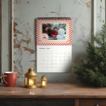 Julfoto för North Pole Express Tåg Biljett Kalender<br><div class="desc">Skapa minnesvärda meddelanden hela året! Lägg till en gnutta fräckhet till din vardag med vår Roligt Red & White Candy cane Rand Festive North Pole Express Tåg Biljett-julkalender för Personligen. Den här unika och lekande kalendern är designad för att ge glädje och personalisering till ditt hem eller kontor, skapar den...</div>