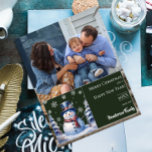 Julfoto för Winter Forest Snögubbe | Grönt Julkort<br><div class="desc">Sprid helgdag till vänner och familj med det här julfotoportet Vinterskogen i Snögubbe,  platta Helgdag i Grönt. Fotokortsdesignen har ett sött snögubbe i ett charmerande top hat och halsduk som står på en vinterskogsscen i snö täckte gräs träd med fallande snö. Ytterligare färg tillgänglig med den här designen.</div>