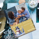 Julfoto för Winter Forest Snögubbe | Guld Julkort<br><div class="desc">Sprid helgdag till vänner och familj med det här festliga Guld Winter Forest Snögubbe Flat jul-Helgdag-fotokortet. Fotokortsdesignen har ett sött snögubbe i ett charmerande top hat och halsduk som står på en vinterskogsscen i snö täckte gräs träd med fallande snö. Ytterligare färg tillgänglig med den här designen.</div>