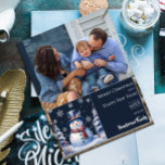 Julfoto för Winter Forest Snögubbe Julkort<br><div class="desc">Sprid helgdag till vänner och familj med det här festliga Vinter Forest Snögubbe-fotokortet för julfotboll. Fotokortsdesignen har ett sött snögubbe i ett charmerande top hat och halsduk som står på en vinterskogsscen i gräs träd med täckt snö med fallande snö. Ytterligare färg tillgänglig med den här designen.</div>