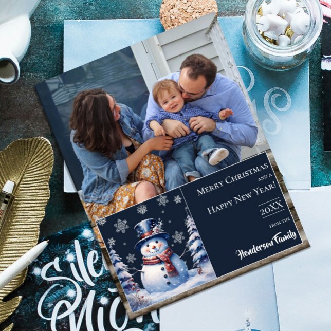 Julfoto för Winter Forest Snögubbe Julkort (Winter Forest Snowman Christmas Photo Holiday Card)