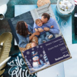 Julfoto för Winter Forest Snögubbe | Lila Julkort<br><div class="desc">Sprid helgdag till vänner och familj med det här festliga Lila Winter Forest Snögubbe Flat-Helgdag-fotokortet. Fotokortsdesignen har ett sött snögubbe i ett charmerande top hat och halsduk som står på en vinterskogsscen i snö täckte gräs träd med fallande snö. Ytterligare färg tillgänglig med den här designen.</div>