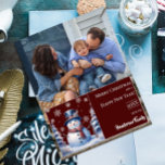 Julfoto för Winter Forest Snögubbe | Röd Julkort<br><div class="desc">Sprid helgdag till vänner och familj med detta festive Red Winter Forest Snögubbe Flat jul-fotokort för Helgdag. Fotokortsdesignen har ett sött snögubbe i ett charmerande top hat och halsduk som står på en vinterskogsscen i snö täckte gräs träd med fallande snö. Ytterligare färg tillgänglig med den här designen.</div>