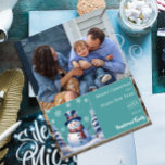 Julfoto för Winter Forest Snögubbe | Teal Julkort<br><div class="desc">Sprid helgdag till vänner och familj med detta festliga Teal Winter Forest Snögubbe Flat jul-fotokort för Helgdag. Fotokortsdesignen har ett sött snögubbe i ett charmerande top hat och halsduk som står på en vinterskogsscen i snö täckte gräs träd med fallande snö. Ytterligare färg tillgänglig med den här designen.</div>