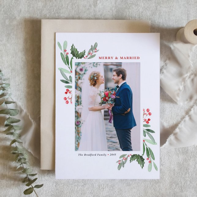 Julfoto från Winterberry och Holly Bröllop Helgkort (Watercolor Winterberry and Holly Merry and Married Wedding Christmas Photo Holiday Card)