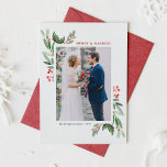Julfoto från Winterberry och Holly Bröllop Julkort<br><div class="desc">Fira din första jul som ett gift par med vårt anpassade-fotokort för bröllop-julet med vattenfärgad holly och vindruberry. Den här helgdag av elegant kombinerar den tidlösa skönheten hos holly löv och vinbär med en känslig vattenfärgeffekt, vilket skapar ett festligt men romantiskt utseende som är perfekten för nyfödda. Anpassa ditt botaniska...</div>
