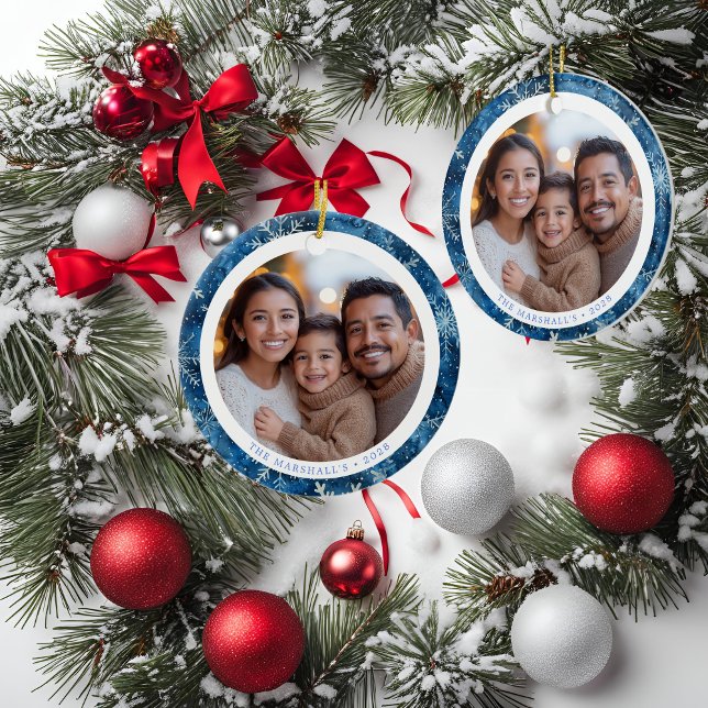 Julfoto i Modern Blue Snöflingor-familjen Julgransprydnad Keramik (Modern Blue Snowflakes Family Christmas Photo Ceramic Ornament)