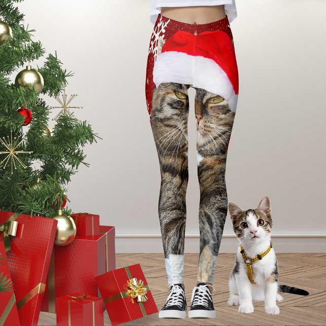 Julfoto i Santa Hat Snowflake i Röd Leggings (Christmas Cat Photo in Santa Hat Snowflake in Red Leggings)