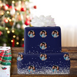 Julfoto, marin blå silver konetti presentpapper<br><div class="desc">papper förpackning av elegant,  klassisk,  glamorös och stil party. En marin blå bakgrund som dekoreras med faux silver konetti Personalize och lägg till ett foto.</div>