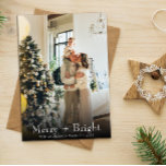Julfoto med enkel svart och vit skrivmaskin julkort<br><div class="desc">En mycket unik och elegant snyggt minimalistisk och modern julkort. Vilket har ett familjefoto med minimalistiskt anpassade fullt. Med vit skrivmaskin kan man skriva merry och bright. Och under den familjen namn och år som kan ändras genom att klicka på personligen. Och längst bak på kortet har vi ett budskap...</div>