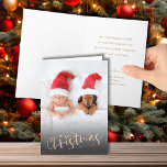 Julfoto med skarpt kamrat med guld-skript helgkort<br><div class="desc">Skicka munterhet till helgdag med det här enkla julhälsningskortet som innehåller GOD JUL på framsidan och ditt personliga hälsning och namn på insidan. OSTÄNDIG NEDLADDNING,  TRYCKT ELLER bådadera!</div>