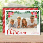 Julfoto med vattenfärg, Blommigt Julkort<br><div class="desc">Julfotokort har vattenfärgade löv och tropiska blommor,  ditt favoritfoto,  namn och hälsning med chic. Använda ANY FÄRG för bakgrunden. *LODRÄTS layout ett för dig i vår butik. Välj hög definition för bästa utskriftskvalitet.</div>