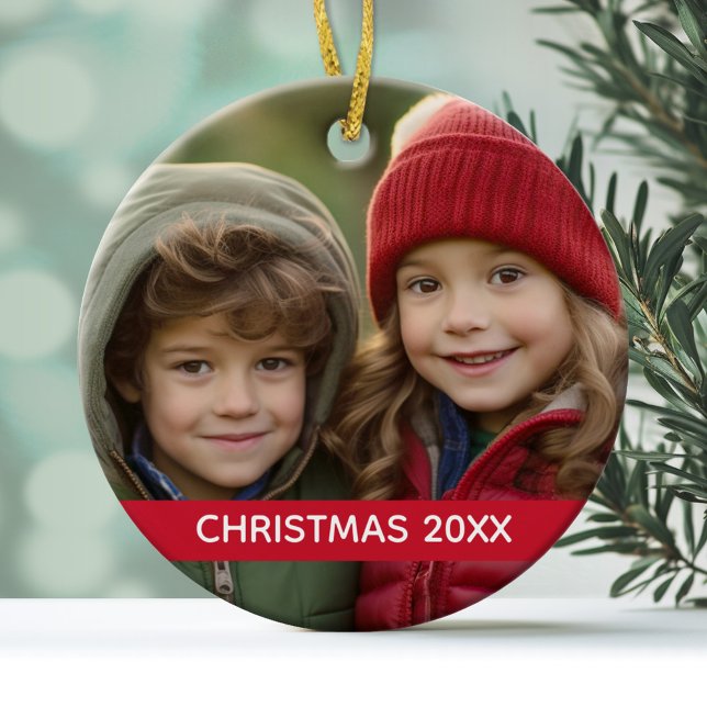 Julfoto och ettårsjubileum, modernt, Röda Rand Julgransprydnad Keramik (A minimal and modern photo ornament with a place to add the year)