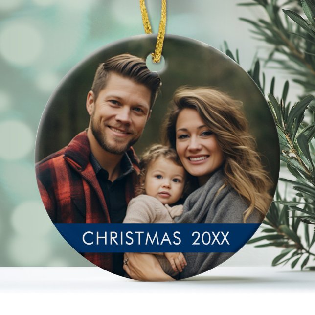 Julfoto Ram - Modern Julgransprydnad Keramik (A modern, minimalist photo ornament with a blue accent and white type)