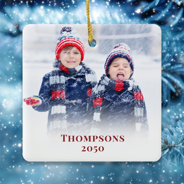 Julfoto Simple Red Snowflake Mönster Cute Julgransprydnad Keramik (Christmas photo ornament with a full bleed photo template with red block style editable lettering. )