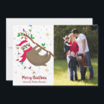 Julfotokort med lustigt Sloth Santa Hat Julkort<br><div class="desc">Lustigt personlig helgdagar fotokort,  med en söt sluttning med julhatt. Lägg bara till ett eget foto och justera texten. God jul och Glad helg! Fotografi © Storytree Studios,  Stanford,  CA</div>