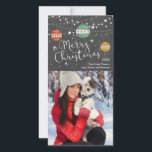 Julfotokort med prydnadsföremål på kartong julkort<br><div class="desc">Julfotokort med prydnadsföremål och sträng ljus på en kritbakgrund. Färgornament hänger på kortets överkant med vit ljus. Budskapet lyder: "God jul". Du kan lägga till ett eget foto,  år,  familj namn och namn. Du kan klicka på anpassningslänken om du vill flytta bilden på sidan om den inte fungerar perfekt.</div>