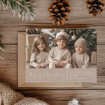 Julfotopatfamilj | Rött jokerkort Vykort<br><div class="desc">Vi firar årstidens anda med vårt elegant julkort i mjuka neutralter. Med ett foto och ett anpassade som du använder som favorit och som lyder: "Det här är jul", tillsammans med en personlig namn, tillför det här kortet ett hjärtligt drag till dina helgdagar. Perfekt för att dela glädje med nära...</div>