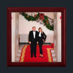 Julfotsteg President Donald Trump & Melania Minnesask<br><div class="desc">White House-jul, Donald J. Trump Förenade Stater:s 45:e president. Donald John Trump föddes i Queens i New York den 14 juni 1946. Hans far, Fred Trump, var en riktig gods-utvecklare. Trump utbildades vid New Yorks militärakademi och Wharton School of Finance and Commerce vid Pennsylvanias Universiteten. — År 1971 övertog han...</div>