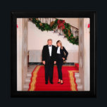 Julfotsteg President Donald Trump & Melania Minnesask<br><div class="desc">White House-jul, Donald J. Trump Förenade Stater:s 45:e president. Donald John Trump föddes i Queens i New York den 14 juni 1946. Hans far, Fred Trump, var en riktig gods-utvecklare. Trump utbildades vid New Yorks militärakademi och Wharton School of Finance and Commerce vid Pennsylvanias Universiteten. — År 1971 övertog han...</div>